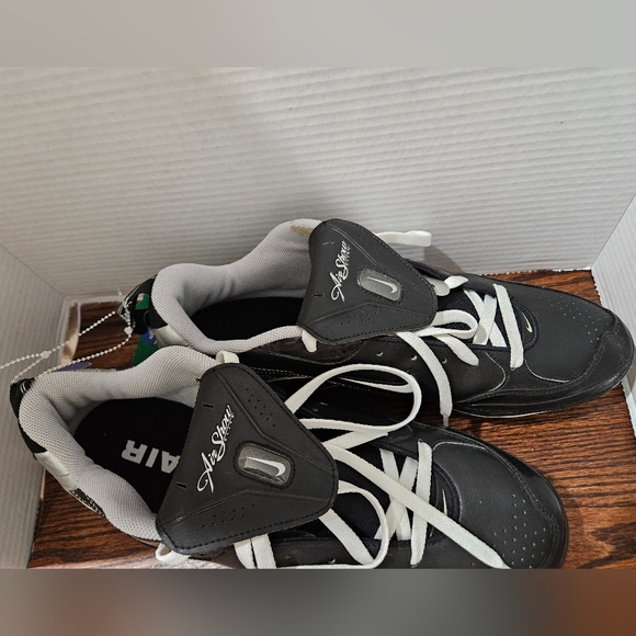 New NIKE cleats Size 13.5 - Picture 3 of 5